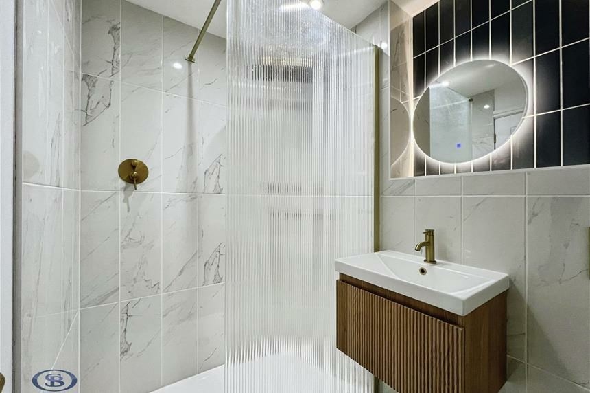 Bathroom with fluted glass screen and walk-in shower